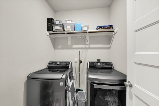 washroom featuring washing machine and clothes dryer