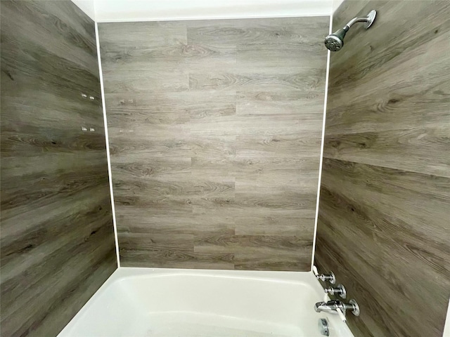 bathroom with tub / shower combination