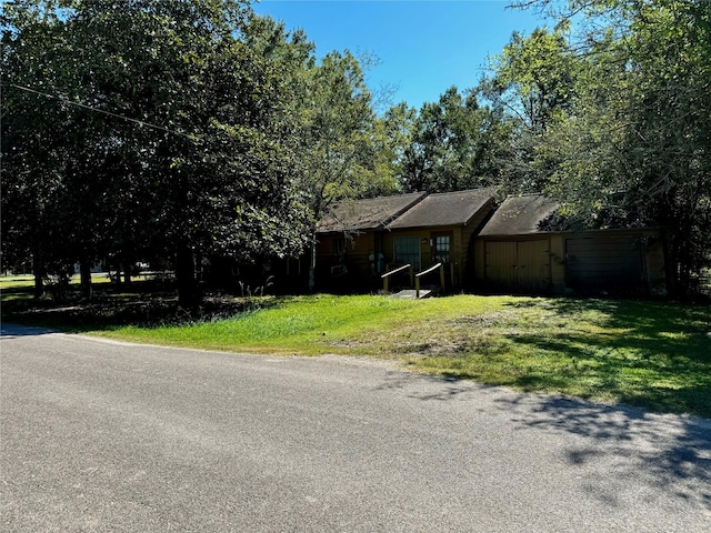 235 W Hartel St, Sour Lake, TX 77659 - view of front facade featuring a front yard