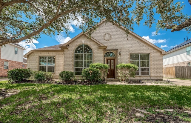 view of front of property featuring a front lawn