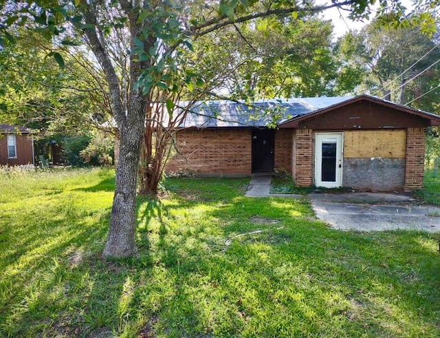 ranch-style home with a front lawn