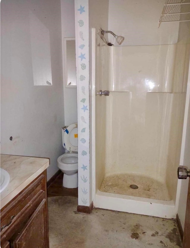 bathroom with a shower with curtain, vanity, and toilet