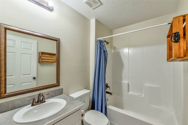 full bathroom featuring a textured ceiling, shower / bathtub combination with curtain, toilet, and vanity