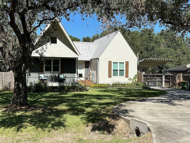 view of front of home featuring a front yard