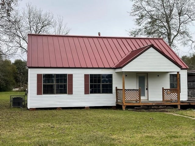 view of front of home featuring a front lawn and covered porch