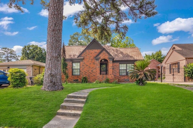 view of front of property featuring a front lawn