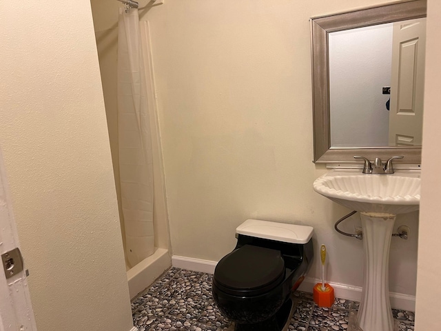 full bathroom featuring toilet, baseboards, a sink, and a shower with curtain