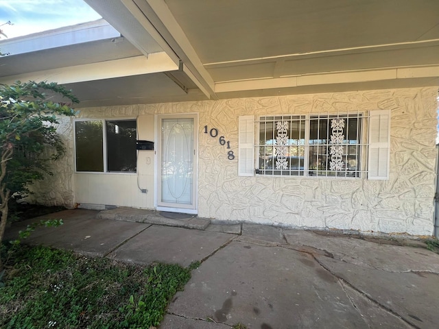 entrance to property featuring a porch