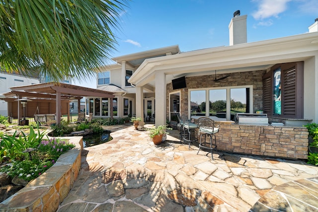 view of patio featuring a pergola and ceiling fan