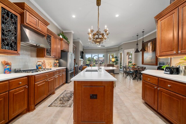 kitchen with hanging light fixtures, a center island with sink, a chandelier, and stainless steel appliances