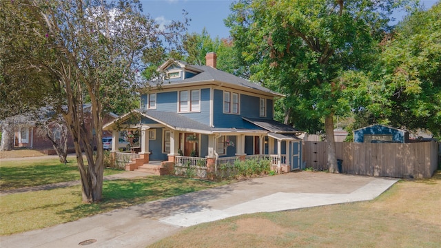 view of front facade featuring a porch and a front lawn