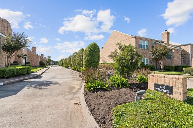 600 Wilcrest Dr Unit 8, Houston, TX 77042 - view of concrete road with curbs