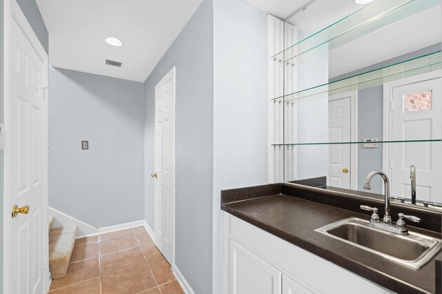 600 Wilcrest Dr Unit 8, Houston, TX 77042 - bar area with a sink, baseboards, and light tile patterned floors