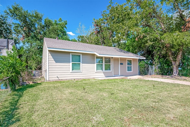 single story home with a front lawn