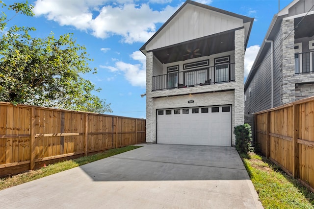 view of front facade featuring ceiling fan, a balcony, and a garage