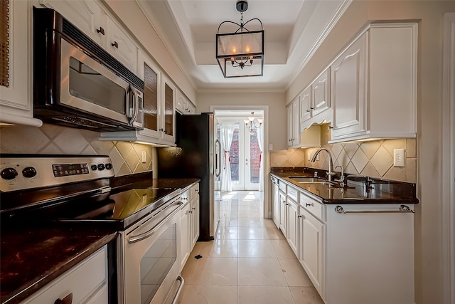 kitchen featuring an inviting chandelier, white cabinetry, sink, decorative light fixtures, and stainless steel appliances