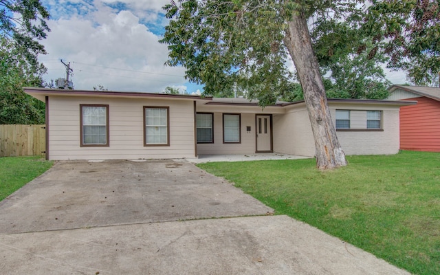 single story home with a front lawn