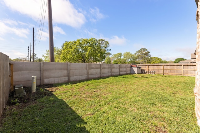 view of yard with a shed