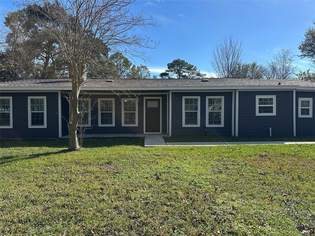 single story home featuring a front lawn