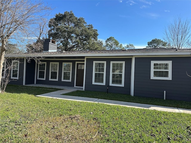 view of front facade featuring a front lawn