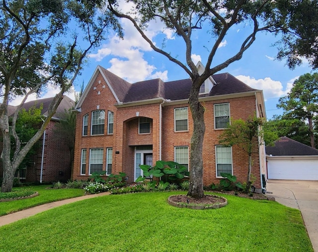 view of front facade featuring a front lawn