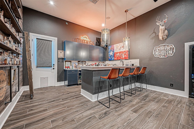 kitchen featuring hanging light fixtures, a kitchen breakfast bar, and kitchen peninsula