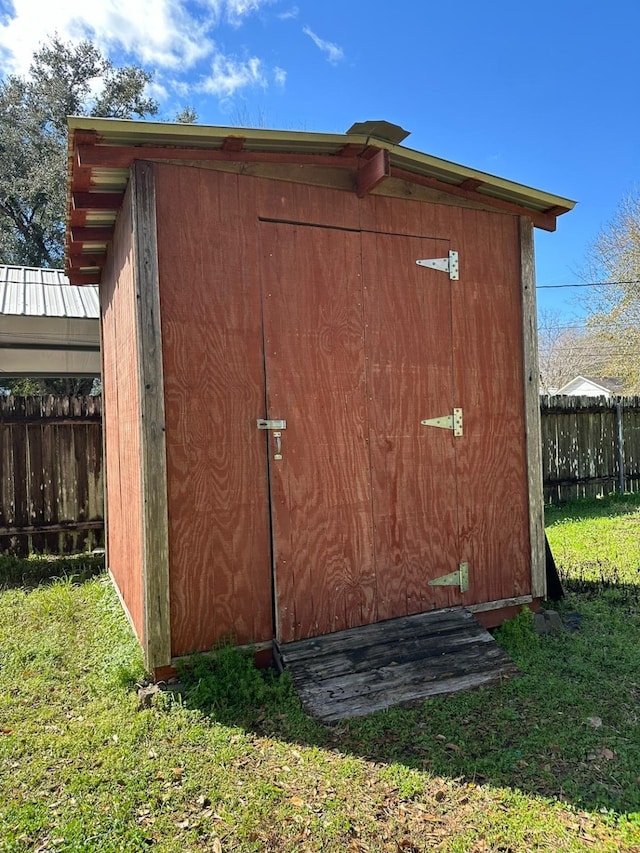 view of outdoor structure featuring a yard