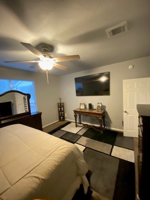 bedroom with ceiling fan