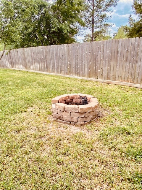 view of yard featuring a fire pit