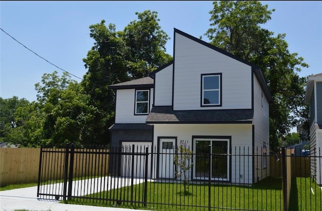 view of front facade with a front yard