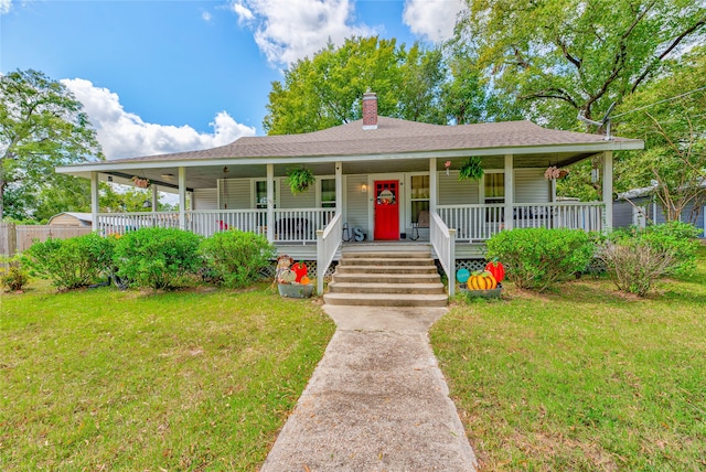 country-style home featuring a front lawn, ceiling fan, and covered porch