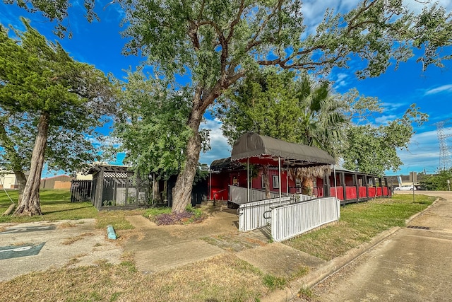 view of front of property with a front yard