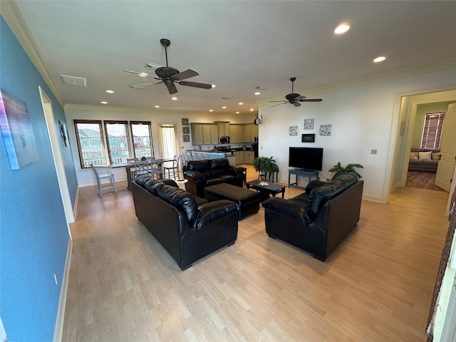 living room featuring light wood-type flooring, crown molding, and ceiling fan