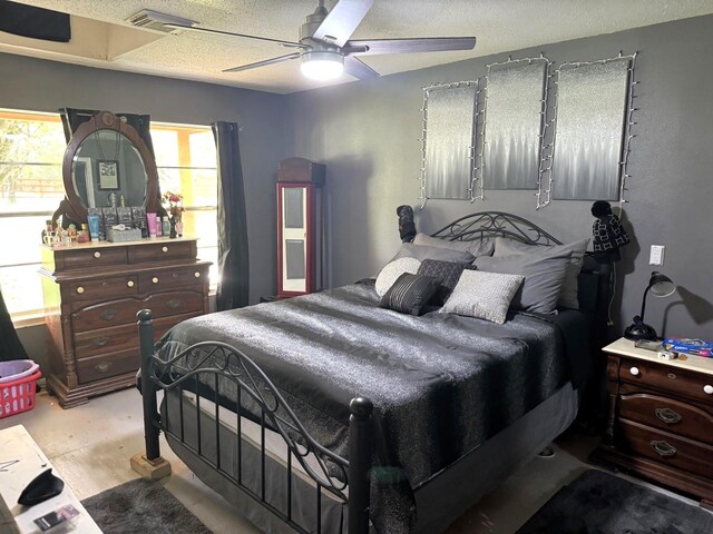 bedroom featuring ceiling fan and a textured ceiling