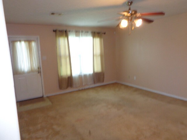 empty room featuring light carpet and ceiling fan