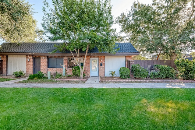 view of front of house with a front lawn