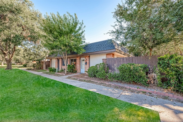 view of front of property featuring a front yard