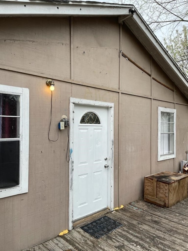 property entrance featuring a wooden deck