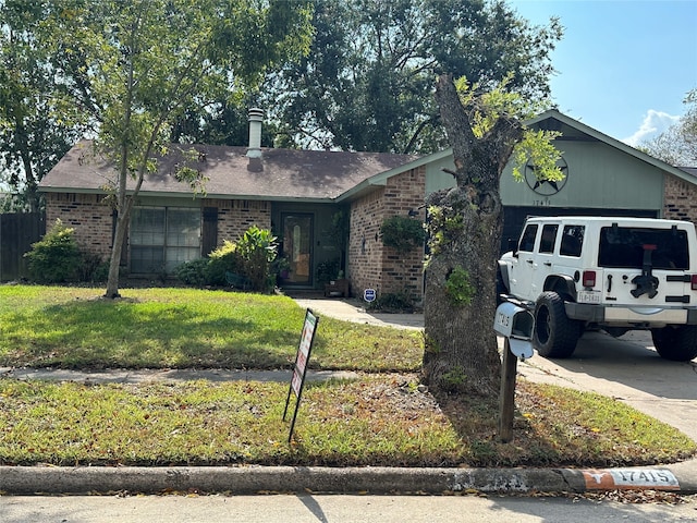 single story home with a front yard