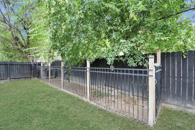 view of gate featuring a lawn