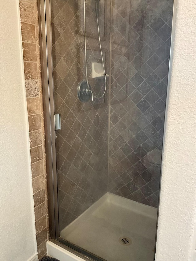 bathroom featuring a tile shower