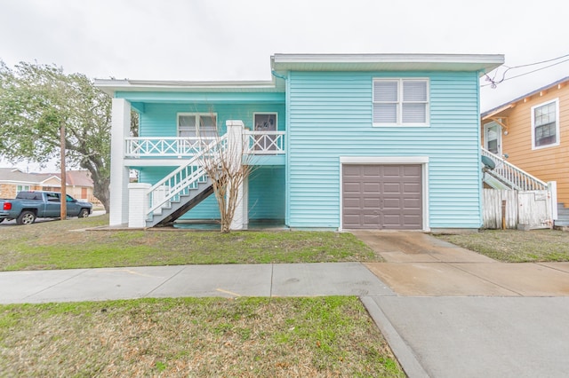 view of front of home featuring a front yard and a garage