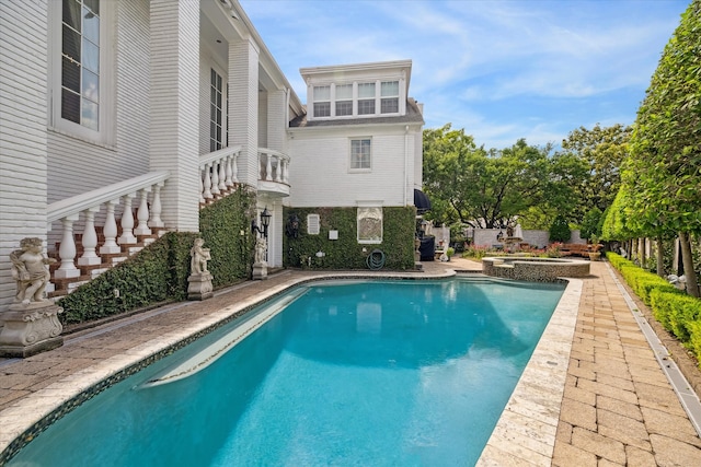 view of swimming pool