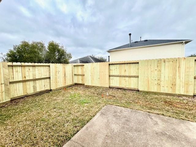 view of yard featuring a patio area