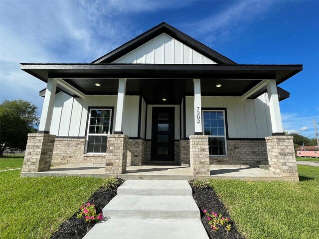 view of front of property featuring a front lawn and covered porch