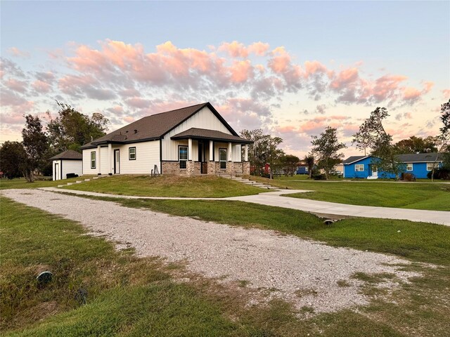 view of front facade with a lawn