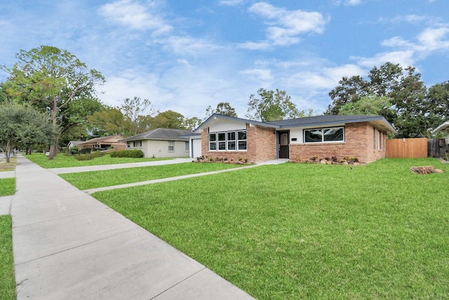 single story home featuring a front lawn