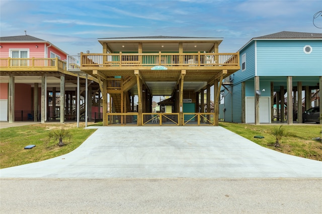 view of front of house with a carport and a front yard