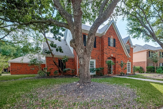 view of front facade featuring a front lawn