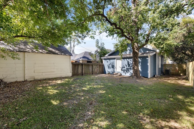 view of yard featuring a storage unit